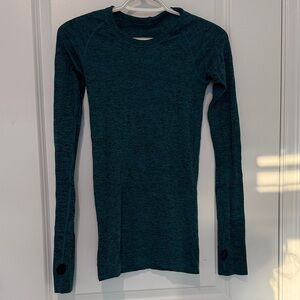 Lulu lemon swiftly tech long sleeve shirt. Hip length. Size 4. Good as new.